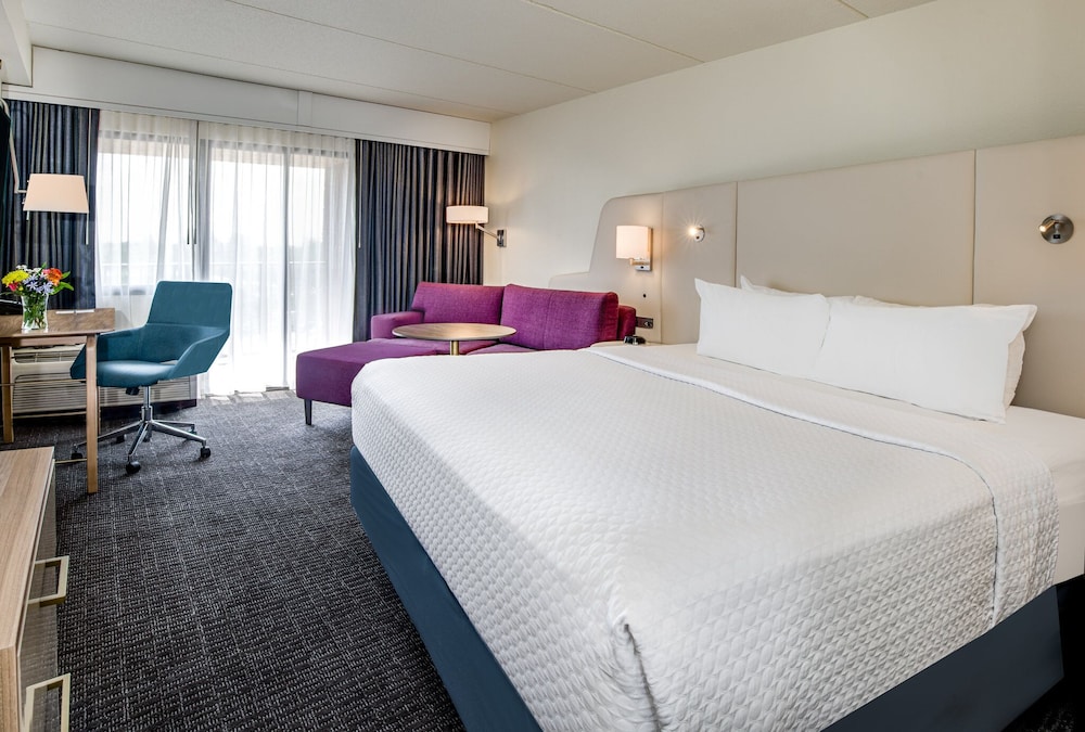 CROWNE PLAZA MILWAUKEE AIRPORT 12/81