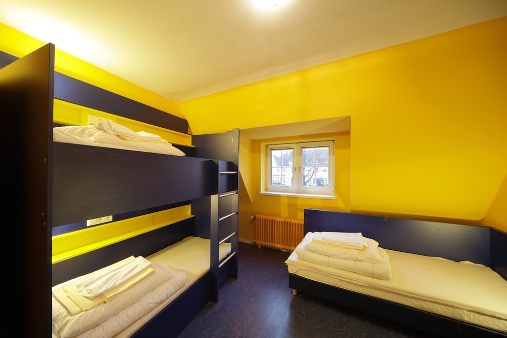 ROOM, TRIPLE, SHARED BATHROOM