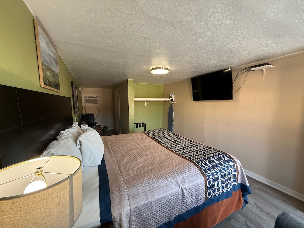 Executive Inn and Kitchenette Suites 25/34