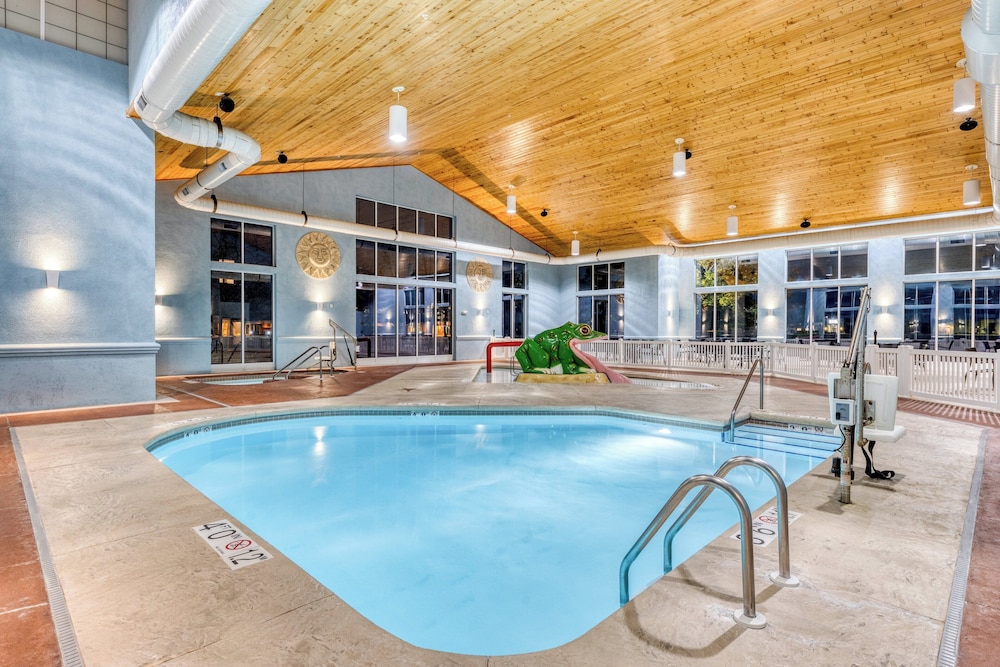 Holiday Inn Express Hotel And Suites Green Bay East 35/64