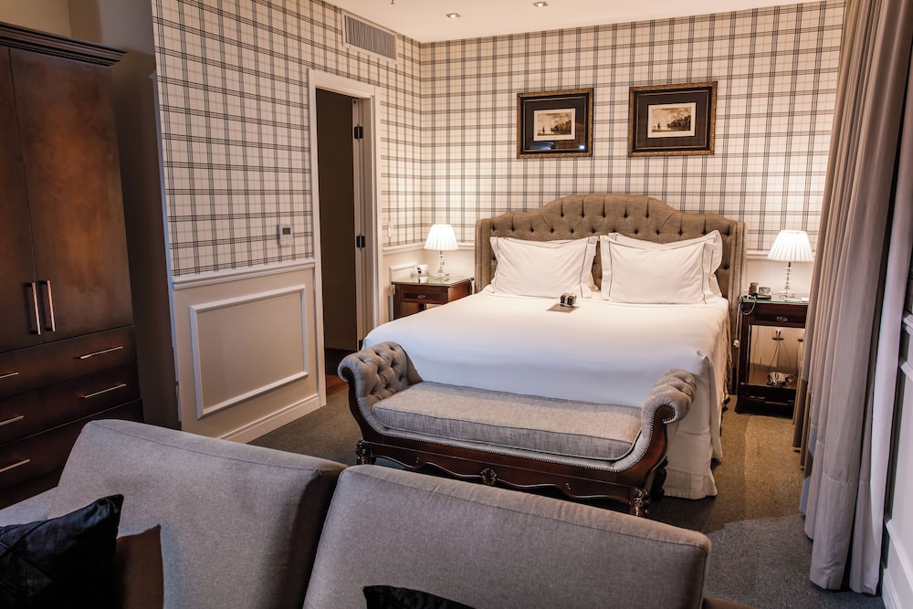 Charming, Suite