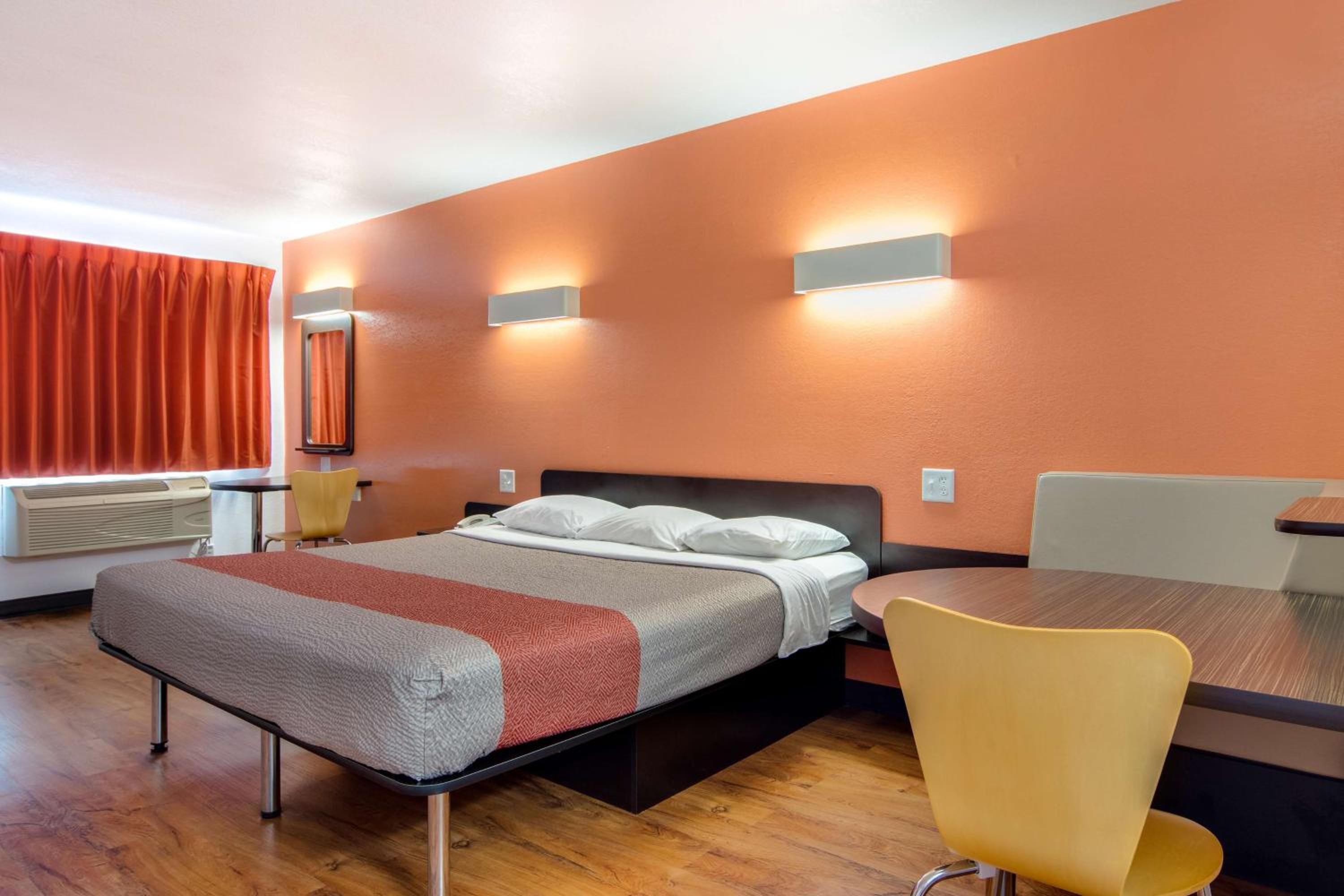 1 King Bed - Mobility Acc Tub Smk Minifridg