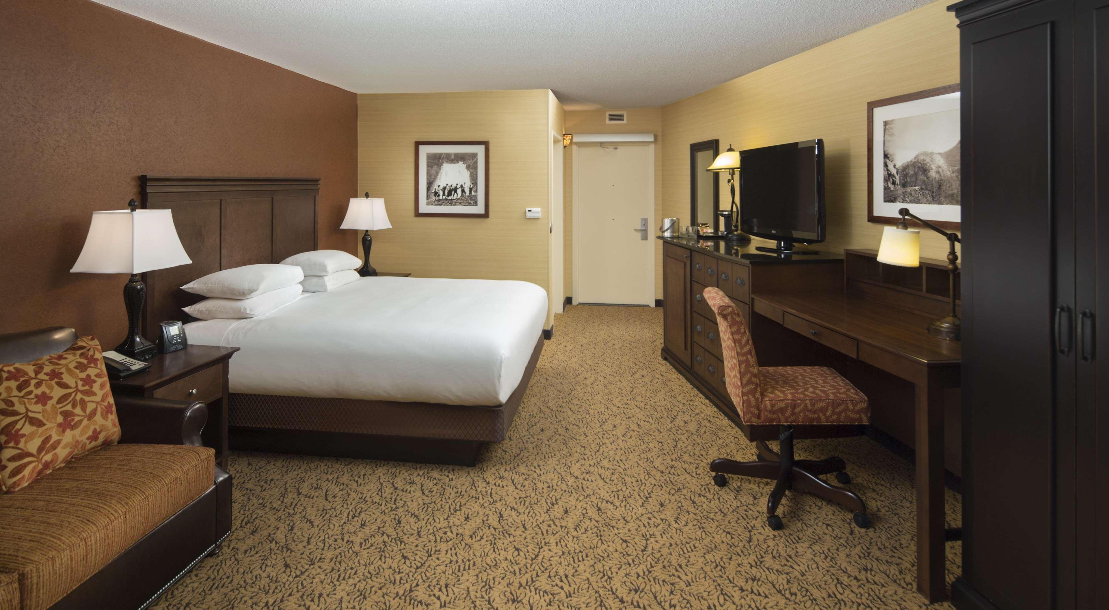 ROOM, KING BED, SOFA, ACCESSIBLE