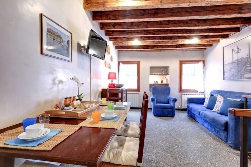 Guggenheim Collection Venice Apartment 9/17