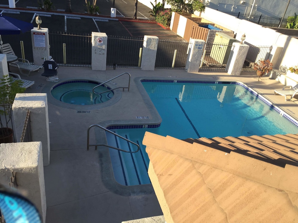 Queens Inn Anaheim 7/57