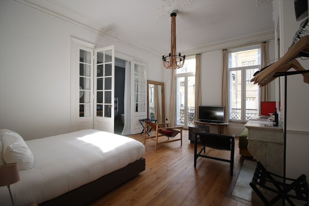 DELUXE, TRIPLE, 1 KING AND 1 SINGLE BEDS, BALCONY