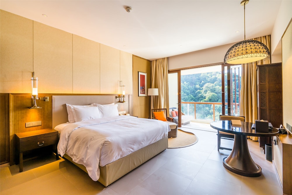 Deluxe, King Bed, Mountain or River View, Bay View, Hot Tub, Bathtub