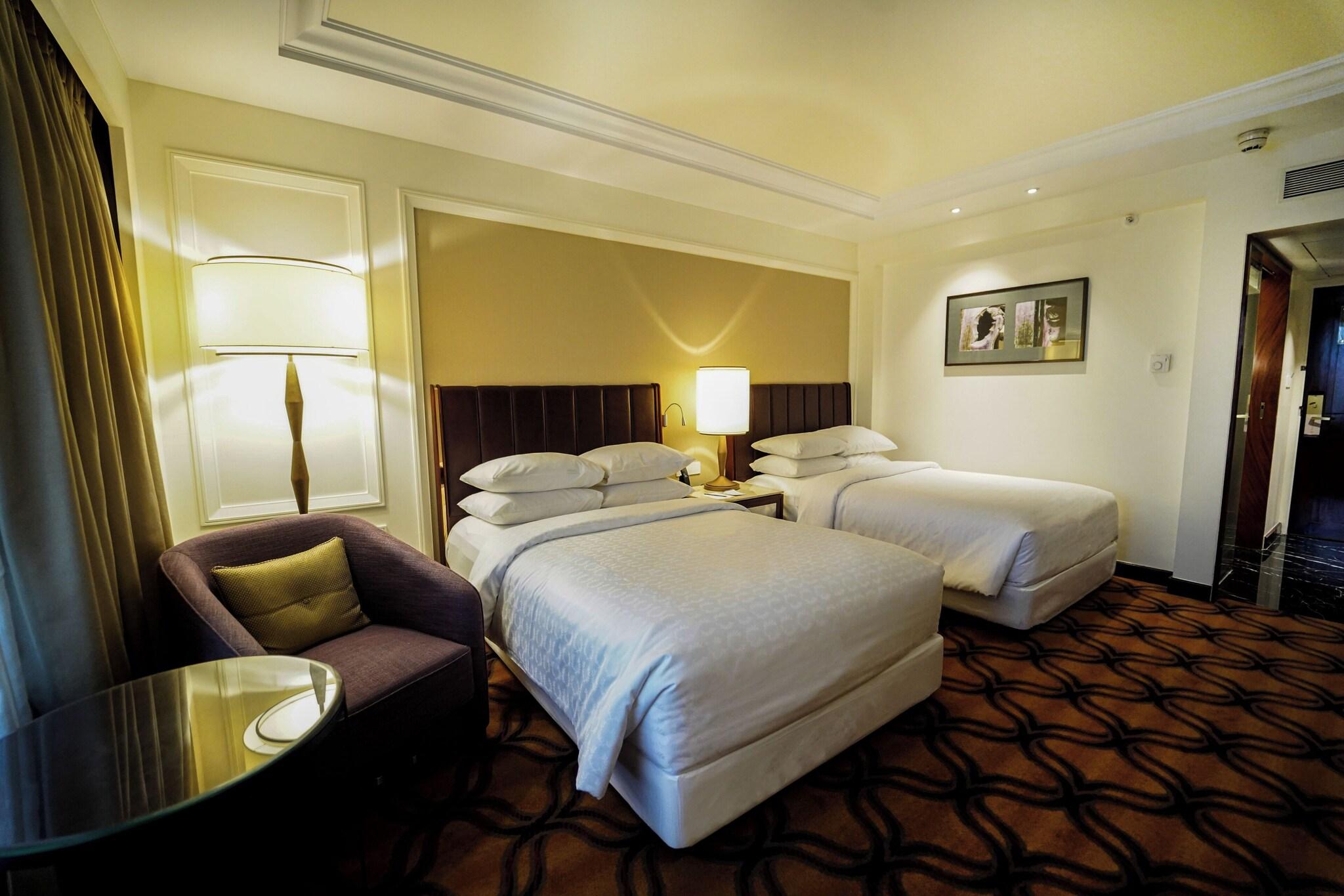 غرفة قياسية بسريرين منفصلين، Sheraton Grand Pune Bund Garden Hotel 4/7