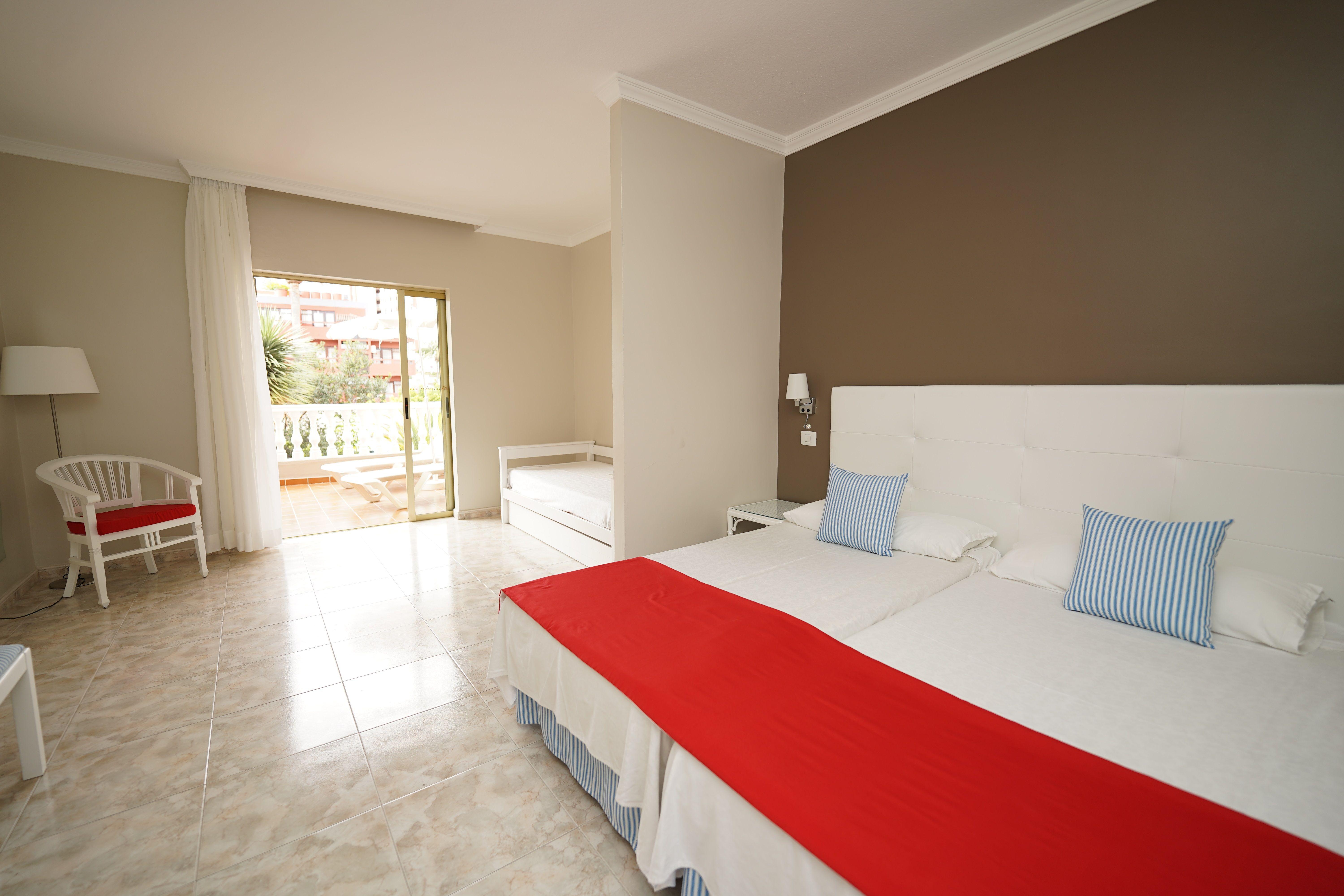 Room, Triple, Garden View, Balcony or Terrace