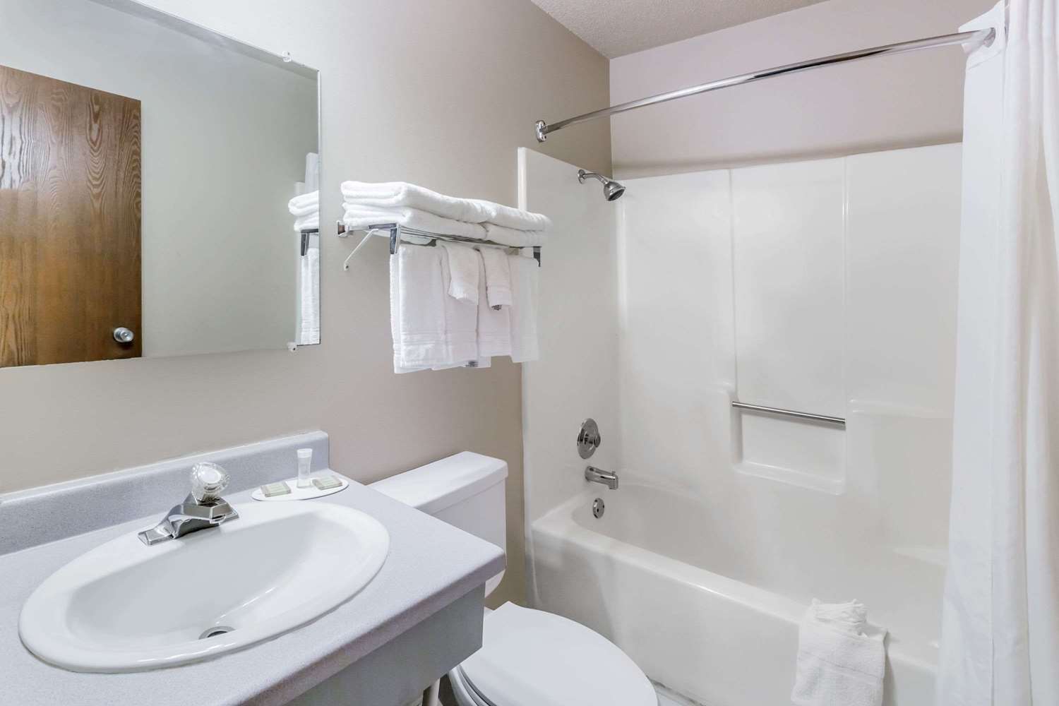 Super 8 By Wyndham Madison 22/22