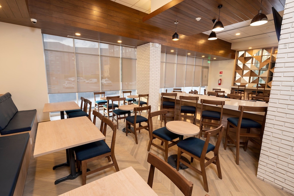 Fairfield Inn & Suites by Marriott San Luis Potosi 12/15