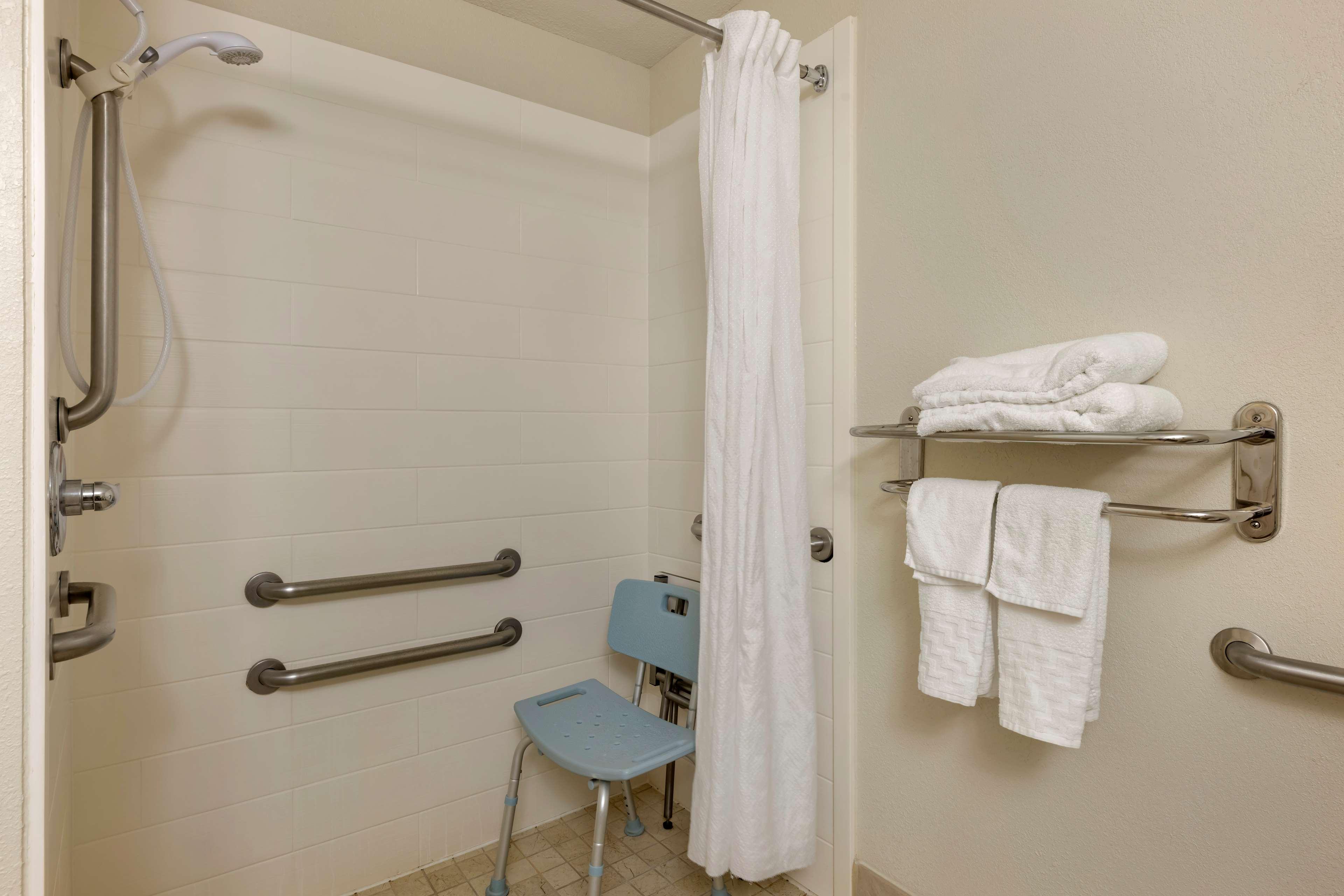 غرفة بسرير مزدوج لذوي الإعاقة، Best Western Plus Omaha Airport Inn 4/4