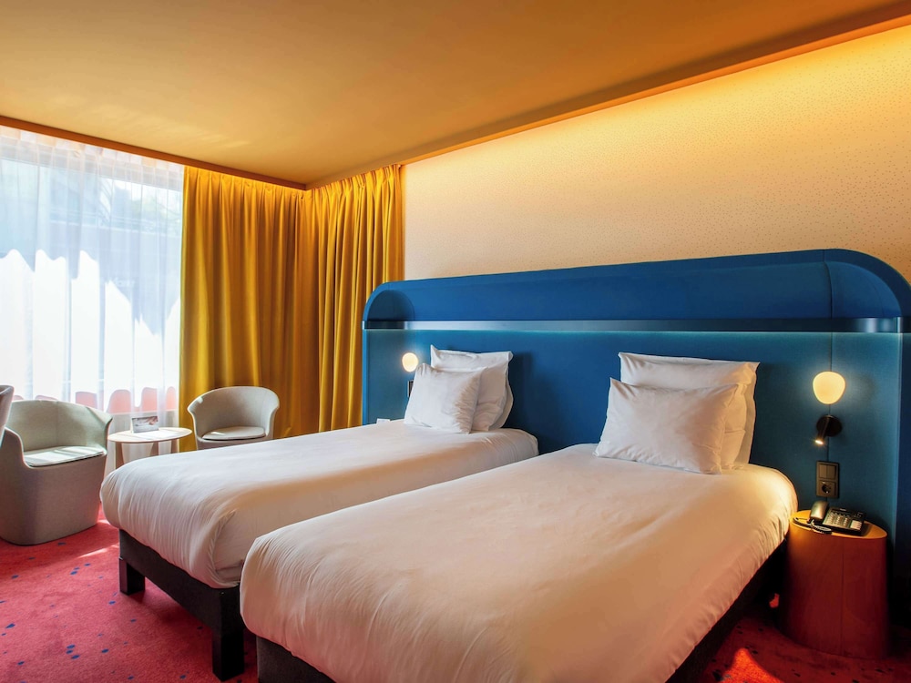SUPERIOR, QUEEN BED
