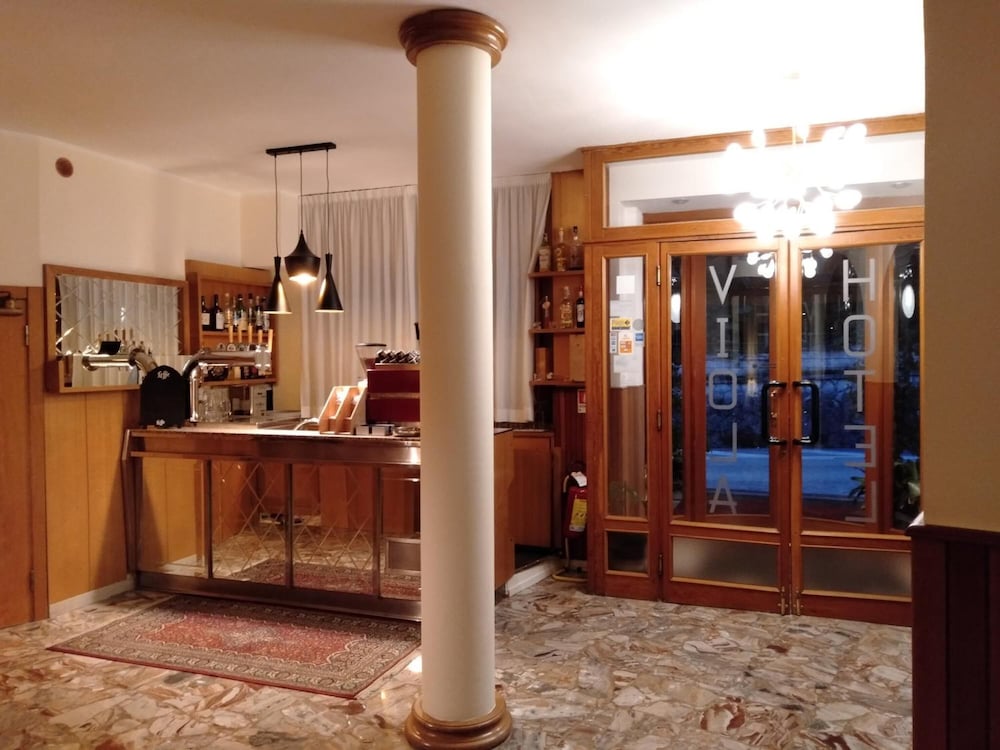 Hotel Viola 6/23