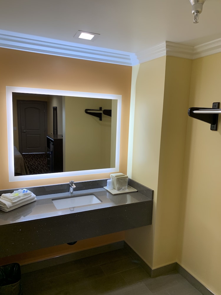 Industry Inn Amp Suites 59/60