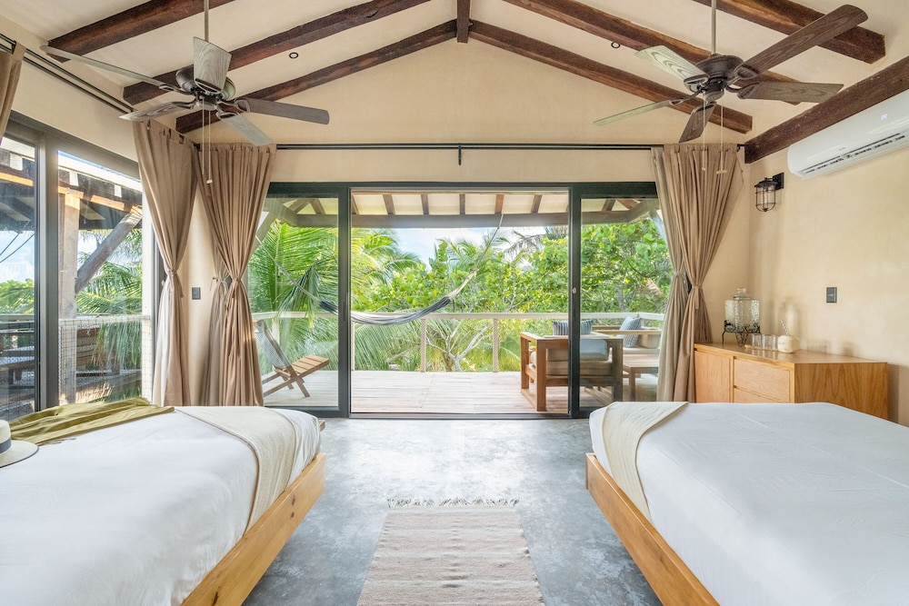 DELUXE, 2 QUEEN BEDS, GARDEN VIEW