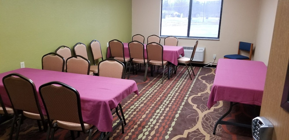 Days Inn & Suites by Wyndham Davenport East 34/39