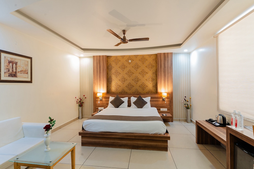 Fabhotel Signature Inn 26/50