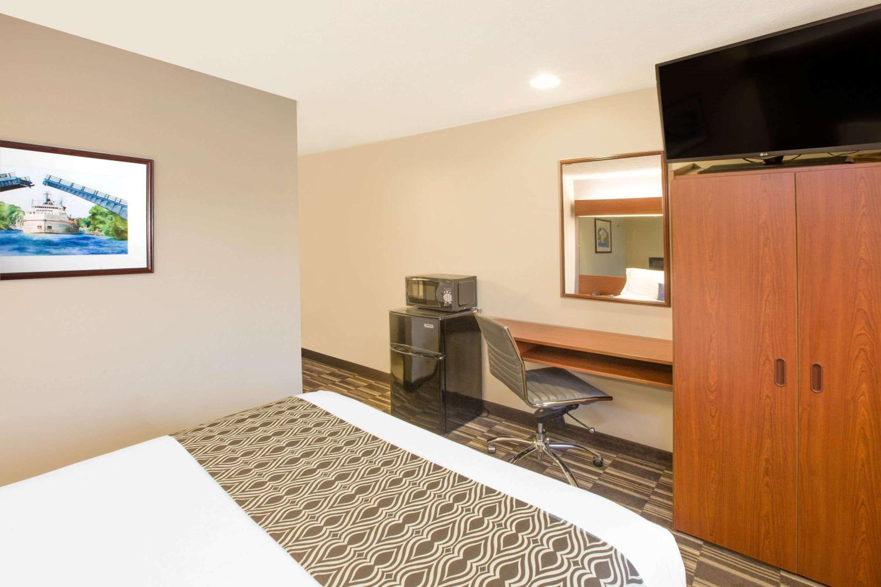 Microtel Inn & Suites by Wyndham Manistee 32/50
