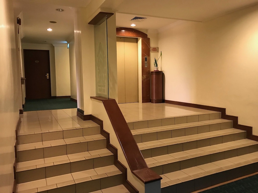 The Executive Hotel 13/25