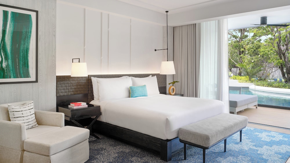 Suite, King Bed, Pool Access