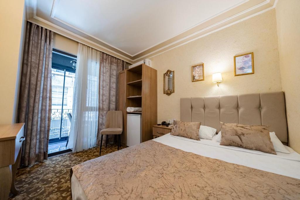 Room, Balcony