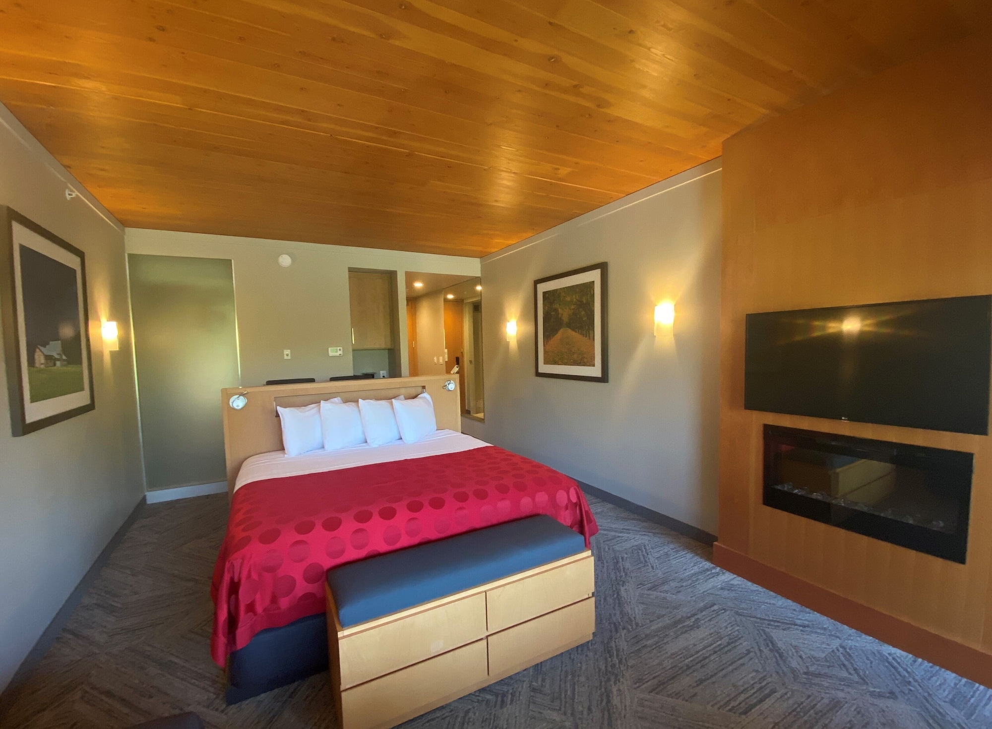 Room, King Bed, Partial Lake View, West Wing