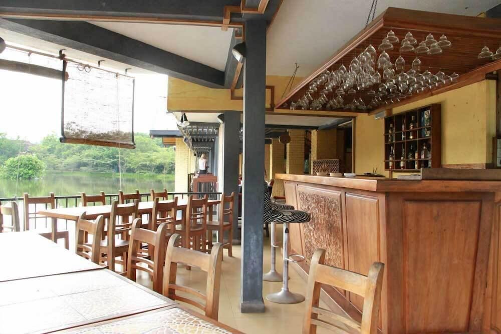 Lake Serenity Boutique Hotel 24/45