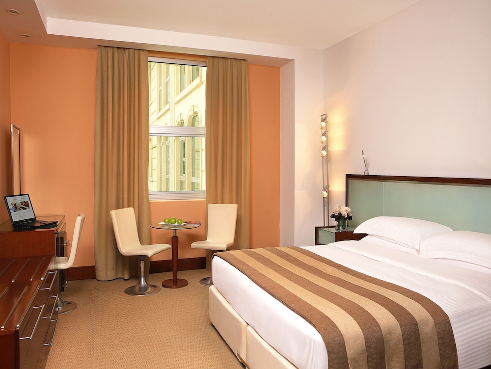 1 BEDROOM, SUITE, KING BED, ATRIUM VIEW