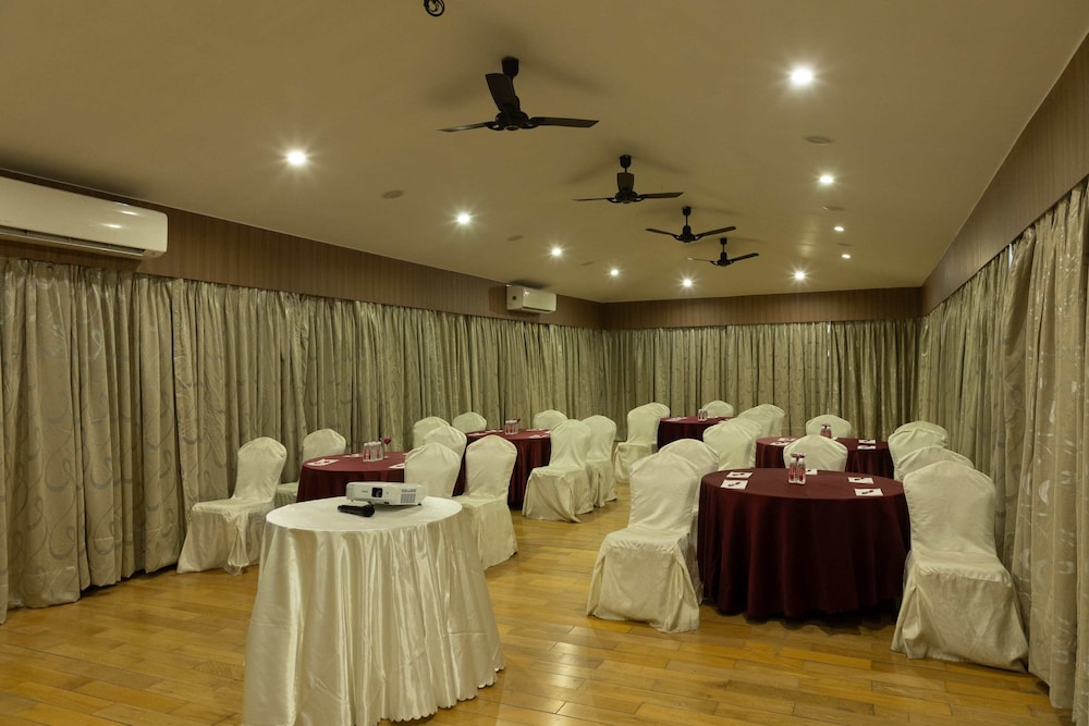 Freesia Resort by Express Inn 22/45