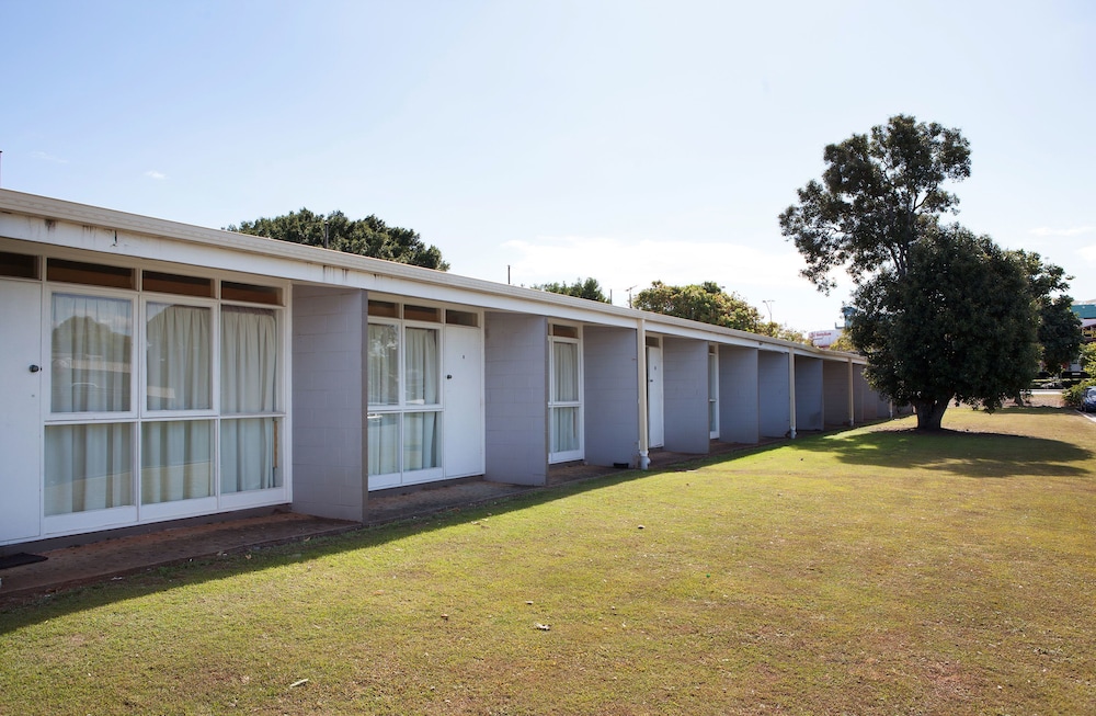 Sunnybank Hotel 29/30