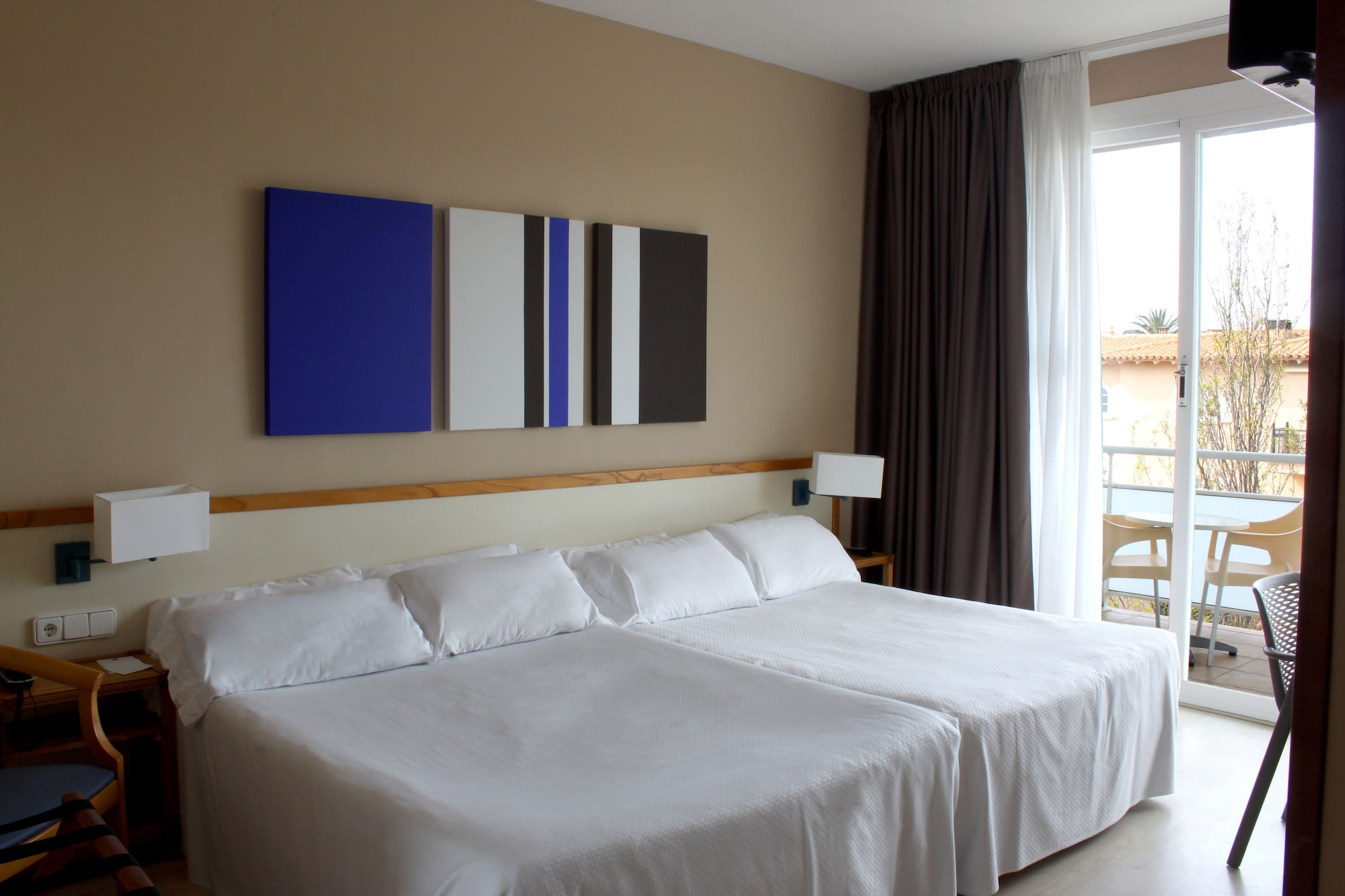 STANDARD, DOUBLE OR TWIN BED, BALCONY