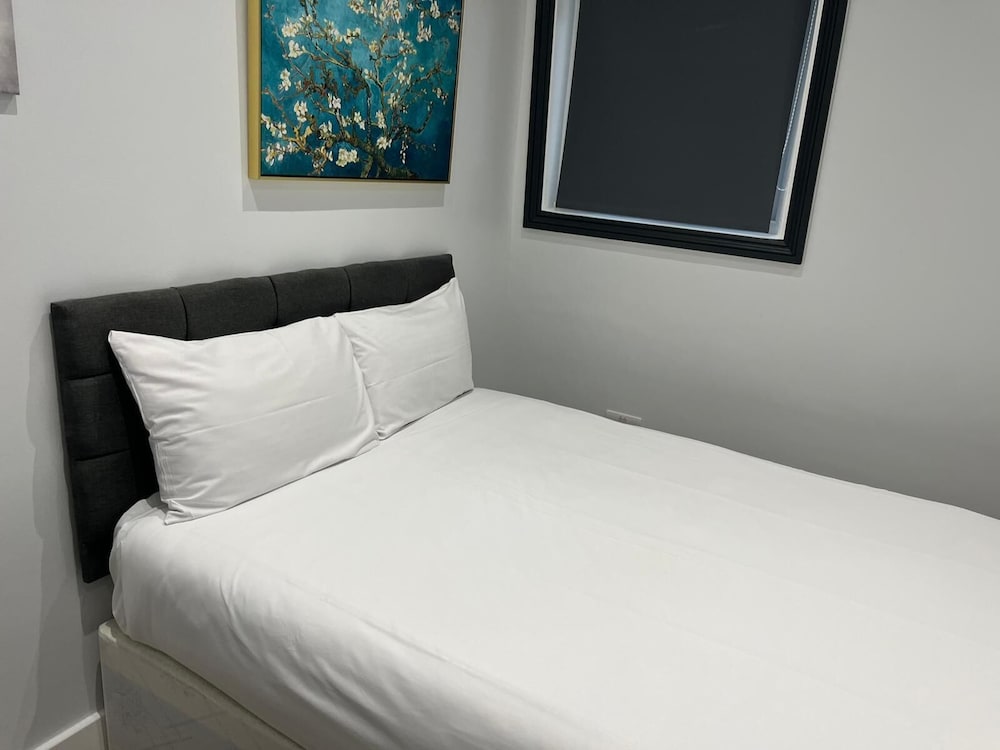 LONDON PLAZA SERVICED APARTMENTS 24/52