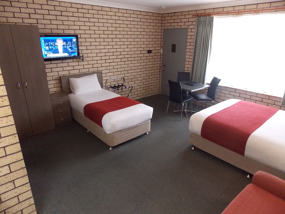 COWRA CREST MOTEL 17/50