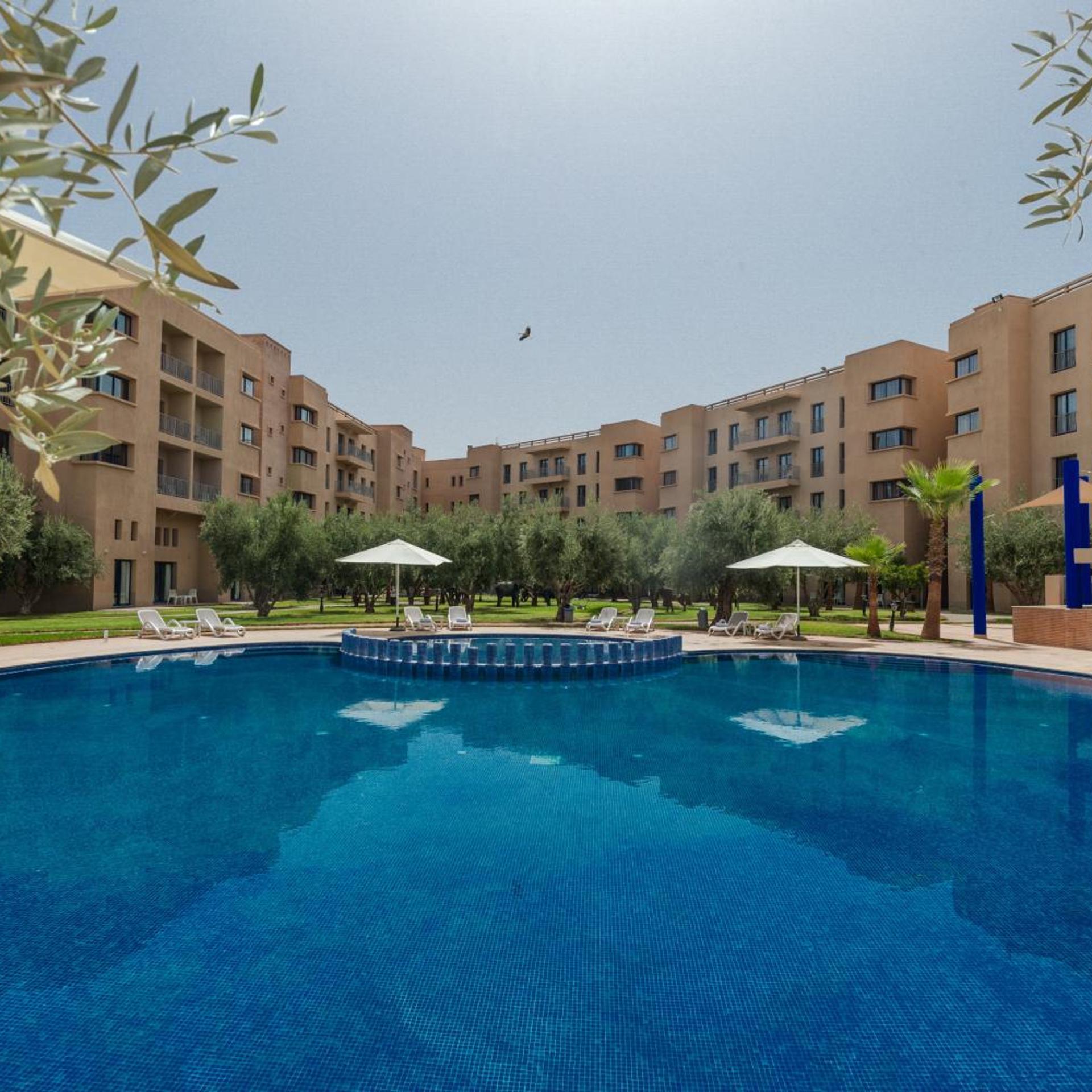Senior, Apartment, Pool View