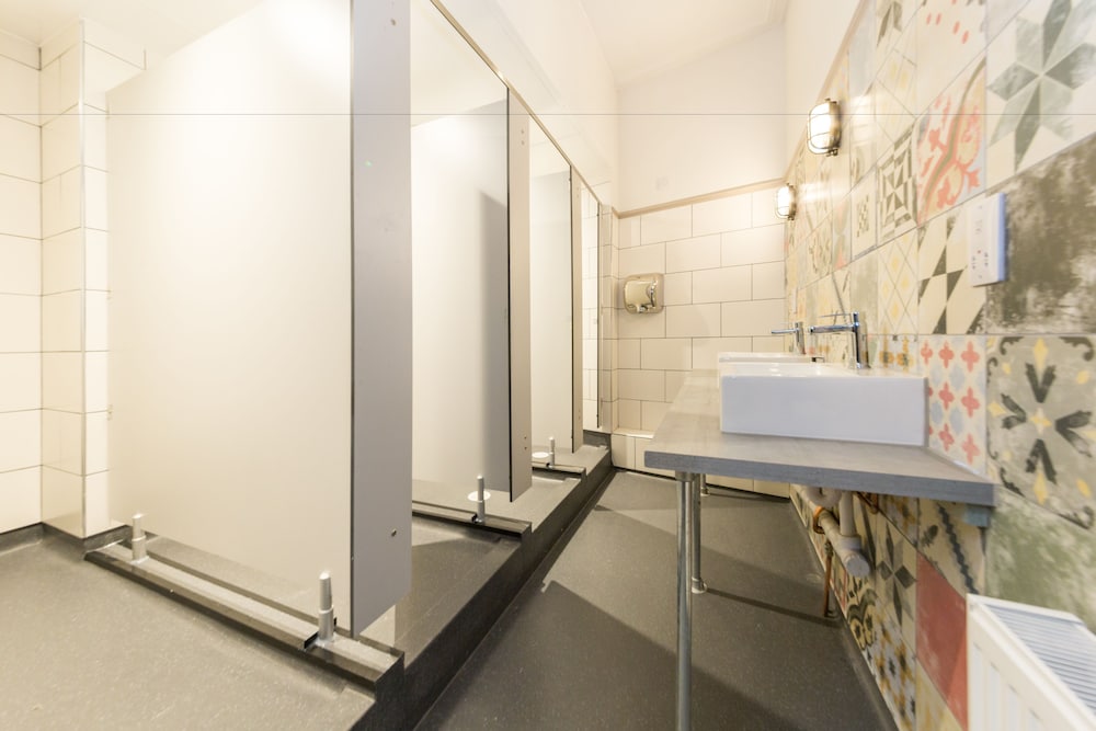 PRIVATE, 6 BEDS
