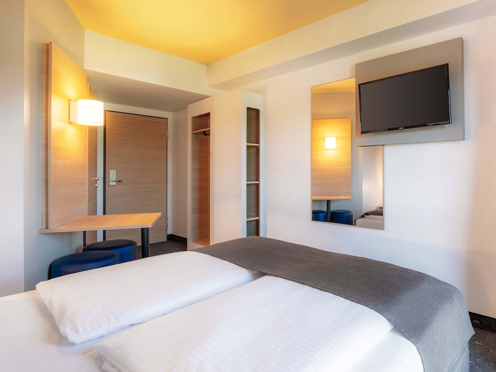 ROOM, QUEEN BED