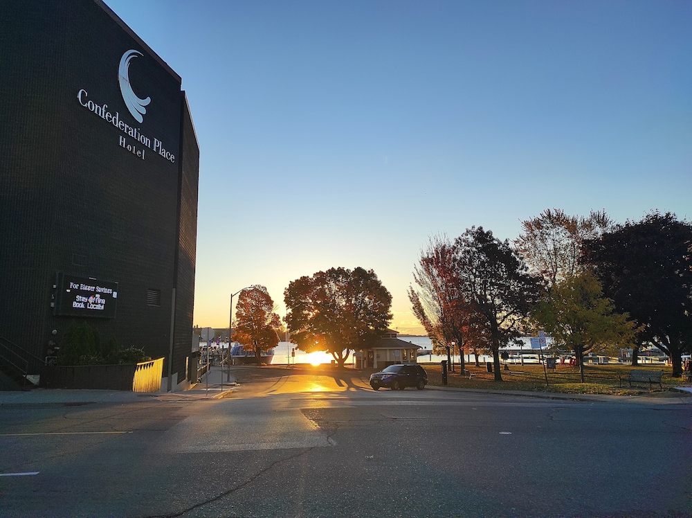Confederation Place Hotel 58/68