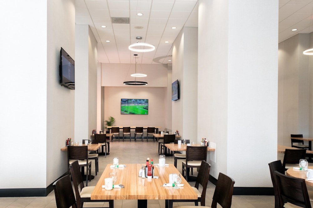 Holiday Inn Hotel Suites Phoenix Mesa Chandler 32/56