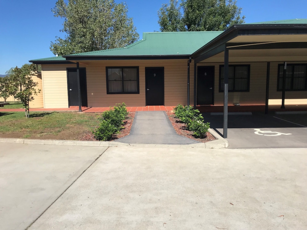 GRAPEVINE MOTEL 22/28
