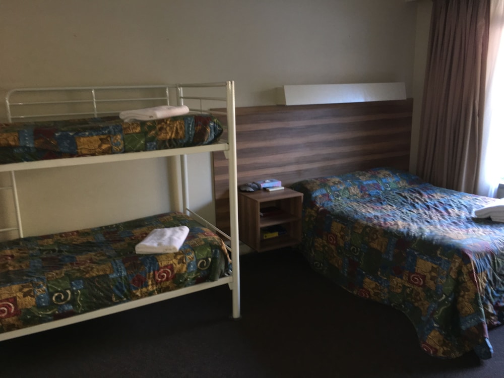 RED CEDARS MOTEL CANBERRA 10/42