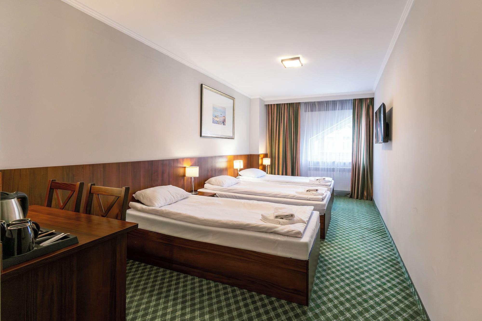 Room, Triple, No Air Condition