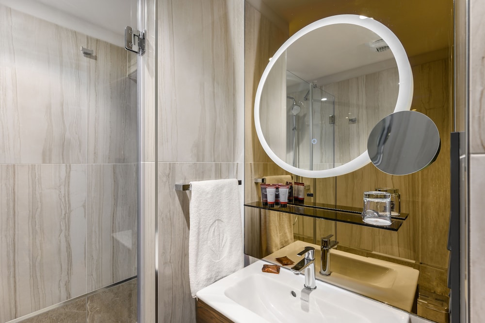 Hotel Emerald & Suites 52/56