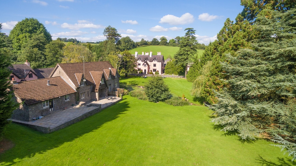 Cwrt Bleddyn Hotel & Spa 40/42