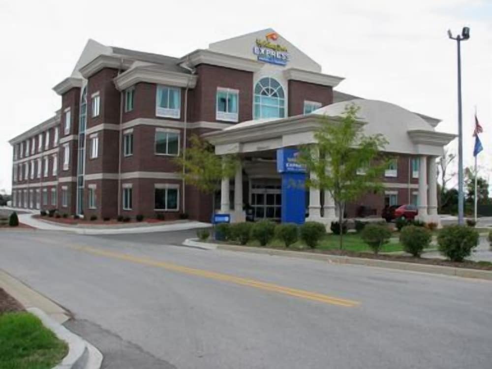 Holiday Inn Express Hotel Suites Frankfort 68/74