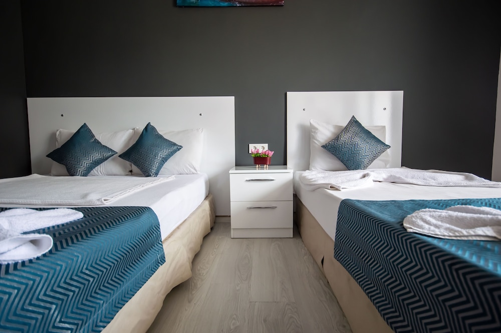 Moonbow Beach Hotel 8/50