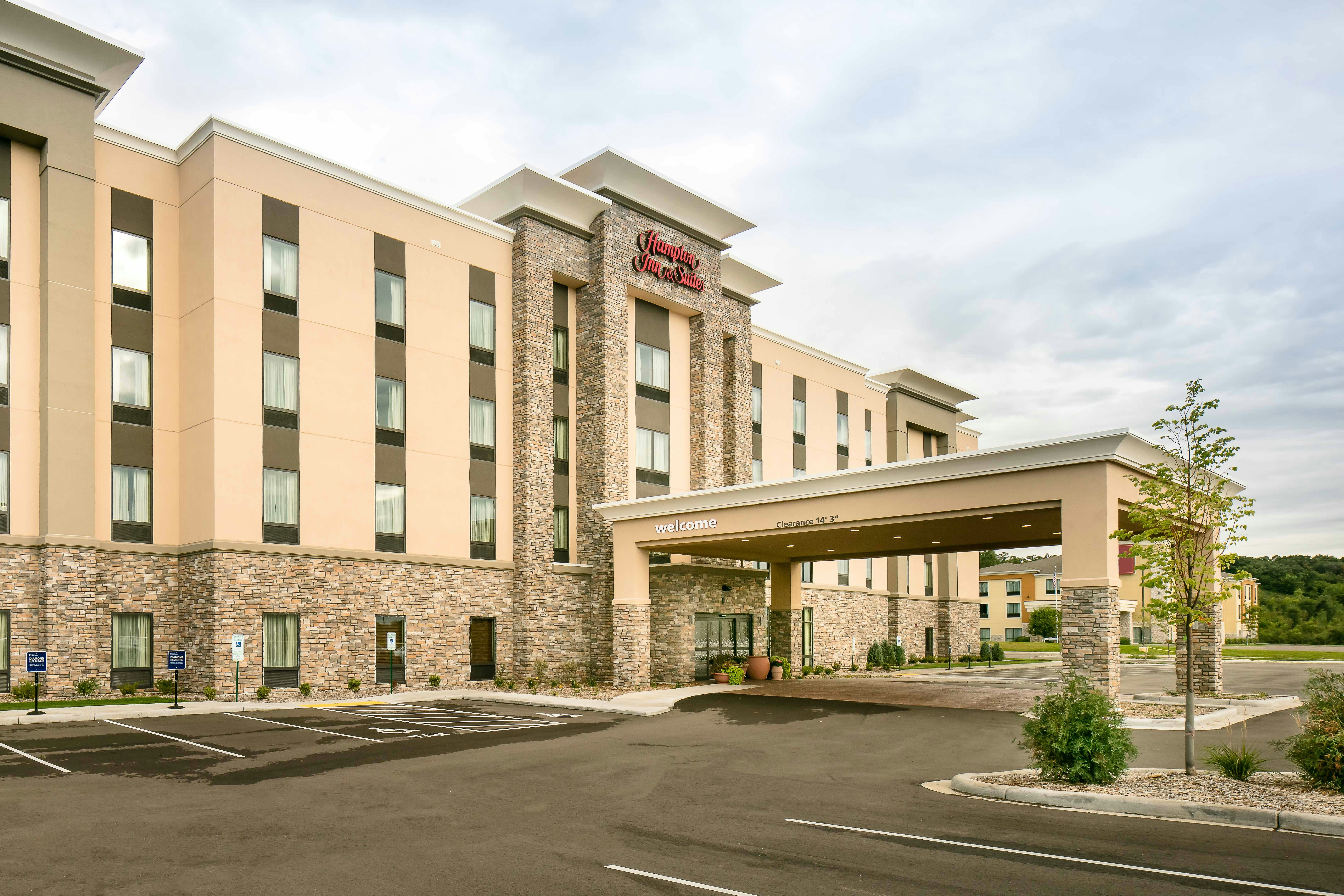Hampton Inn And Suites Hudson Wi 36/38