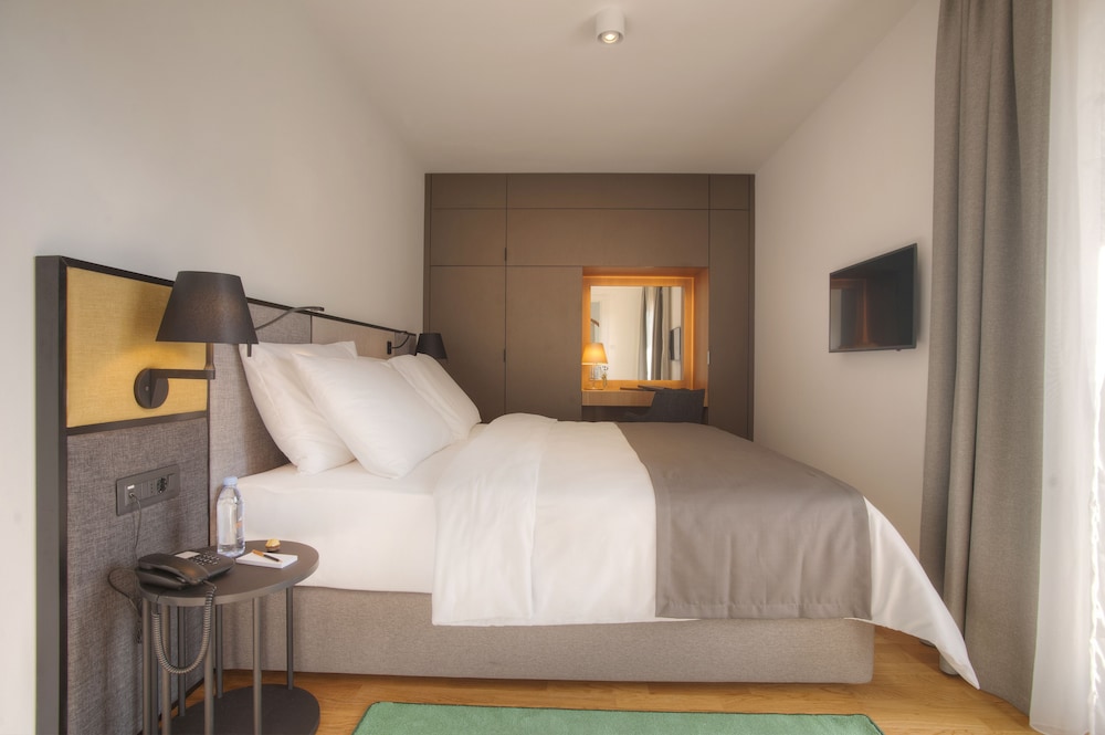 DELUXE, PARTIAL SEA VIEW