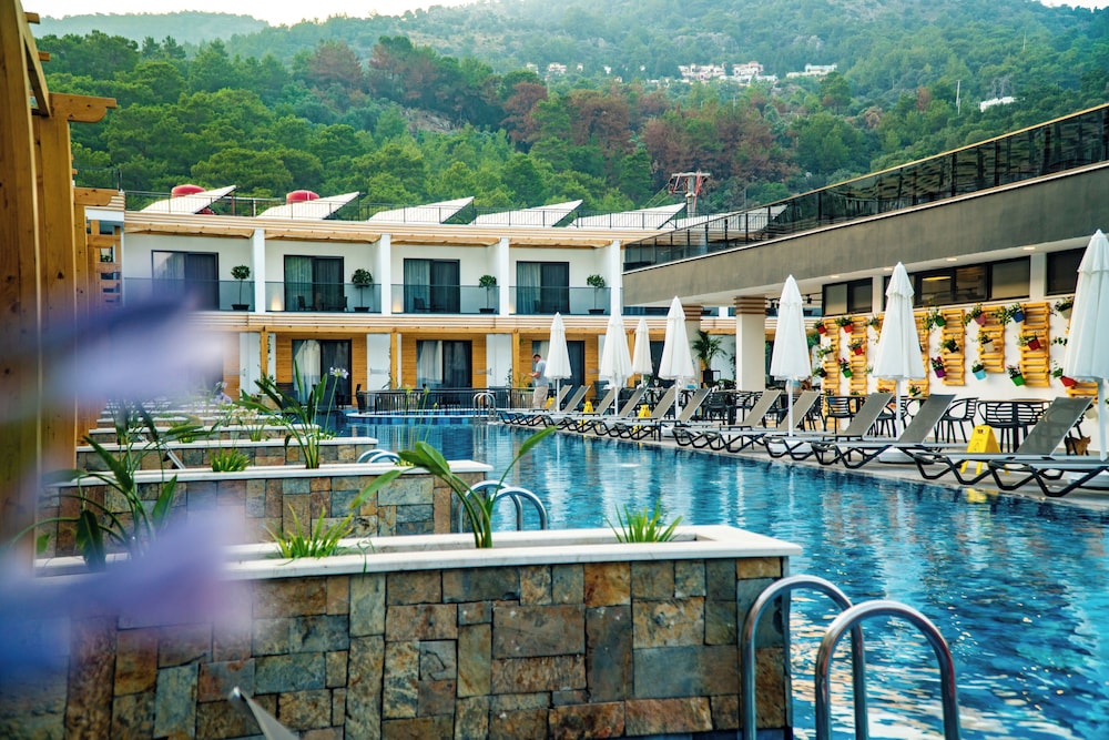 L HOTEL SARIGERME 39/48