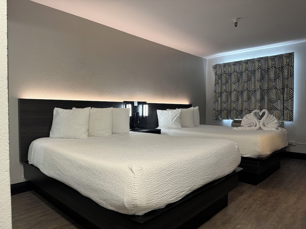 2 Queen Beds - Non-Smoking